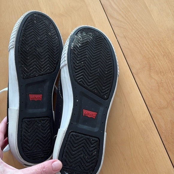 Levi’s Women’s black canvas lace up sneakers. Size 8.5 - Picture 5 of 7